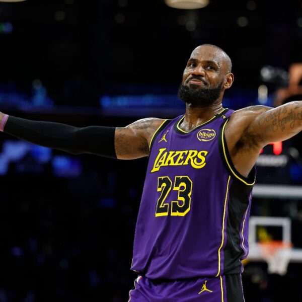 NBA: LeBron James rozważa grę poza ligą?