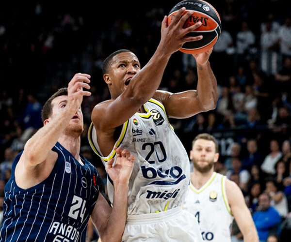 Fenerbahce pokonuje Anadolu Efes w derbowym starciu Stambułu