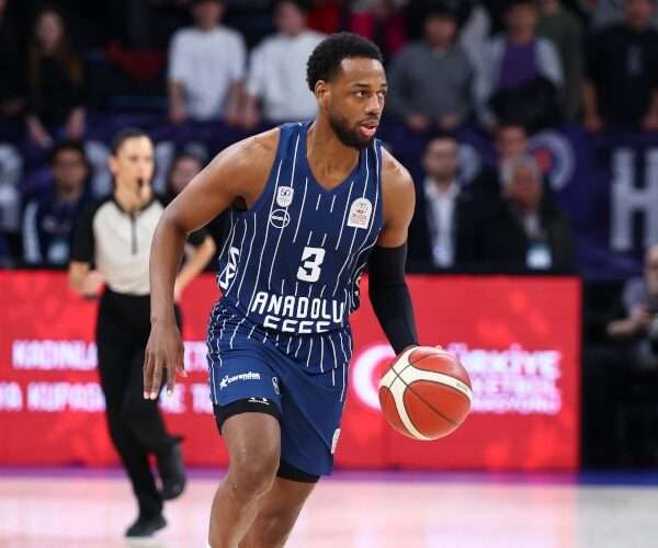 Anadolu Efes wyrywa zwycięstwo w Mersin! Shane Larkin uciszył halę w końcówce